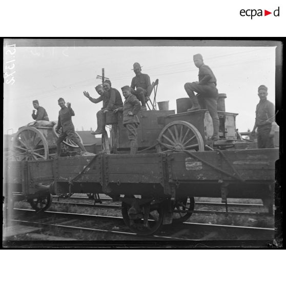 Lure, Haute Saône. Train de troupes américaines allant au front. Distribution de thé pendant l'arrêt. [légende d'origine]
