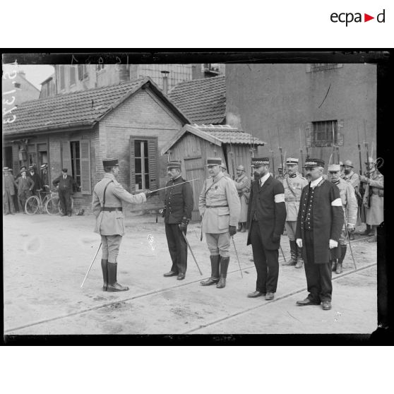 Belfort. Remise de décorations à la gare. Le fils décorant son père. [légende d'origine]