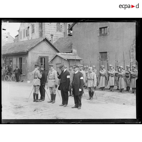 Belfort. Remise de décorations à la gare. Le fils décorant son père. [légende d'origine]