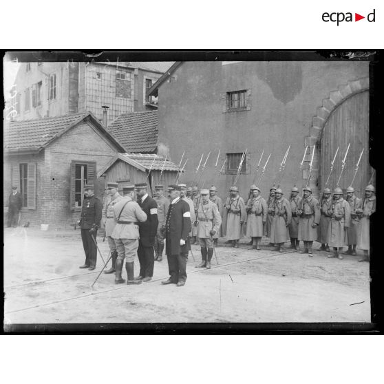 Belfort. Remise de décorations à la gare. Officiers et employés du chemin de fer décorés. [légende d'origine]