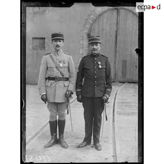 Belfort. Remise de décorations à la gare. Le père et le fils, chevaliers de la légion d'honneur (le fils a décoré le père). [légende d'origine]