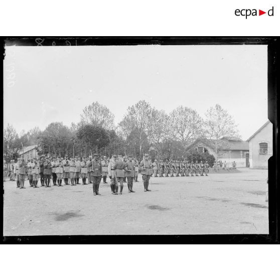 Lure, Haute Saône. Prise d'armes. Le général de Boissoudy commandant la 7e armée remet des Croix de guerre. [légende d'origine]