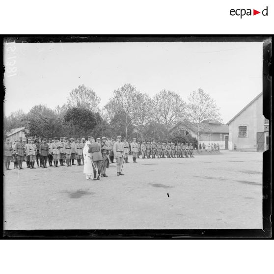 Lure, Haute Saône. Prise d'armes. Le général de Boissoudy remet la Croix de guerre à une infirmière. [légende d'origine]