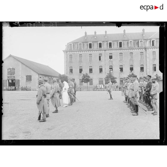 Lure, Haute Saône. Prise d'armes. Le général de Boissoudy, commandant la 7e armée et les nouveaux décorés pendant le défilé. [légende d'origine]