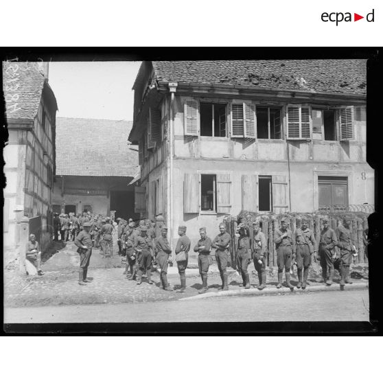 Dannemarie. Cantonnement de soldats américains. L'heure de la soupe. [légende d'origine]