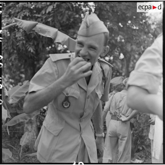 Officier participant au méchoui du 5e RTM (régiment de tirailleurs marocains).