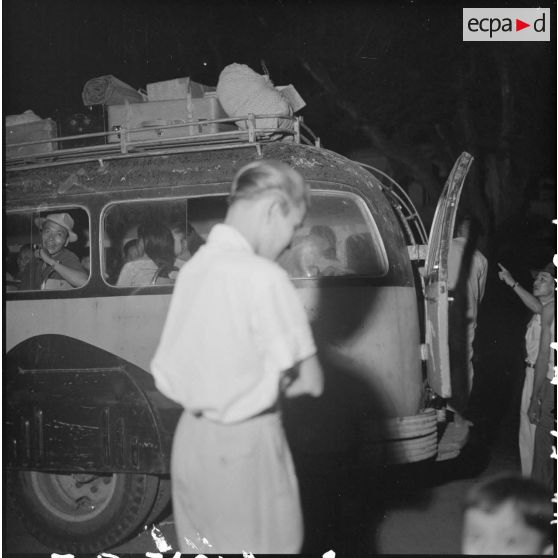 Un bus de réfugiés est sur le point quitter Hanoï pour aller à Bach Mai.