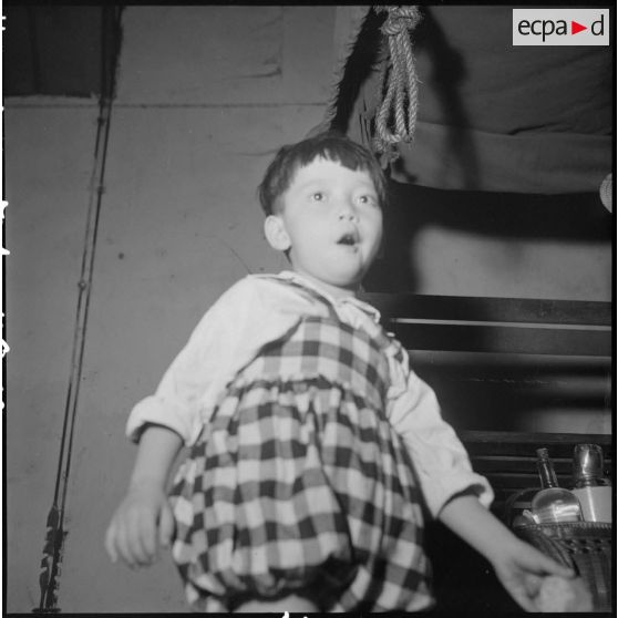 Portrait d'un enfant réfugié dans la base aérienne de Bach Mai.