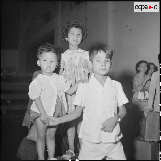 Groupes d'enfants réfugiés à l'aérodrome de Bach Mai.