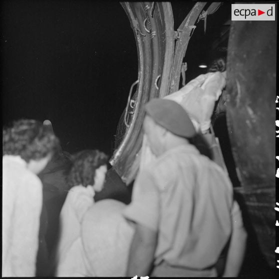 Embarquement des réfugiés à bord d'un avion sur l'aérodrome de Bach Mai.