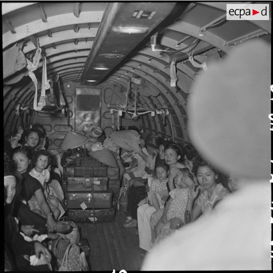 Réfugiés à bord d'un avion Dakota du pont aérien.