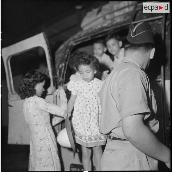 Un car de réfugiés arrive sur l'aérodrome de Bach Mai.