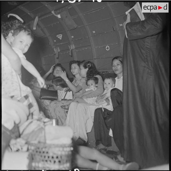 Réfugiés à bord d'un avion Dakota du pont aérien.