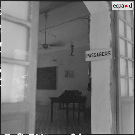 Entrée du bureau des inscriptions au centre des réfugiés d'Hanoï.