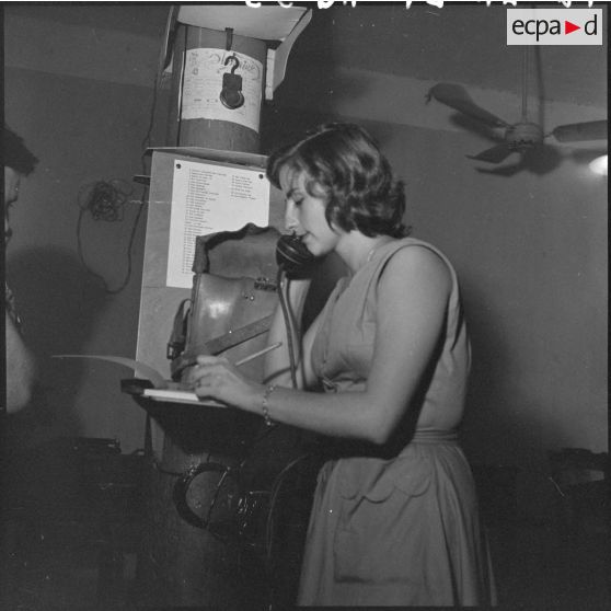 Portrait d'une femme en conversation téléphonique.