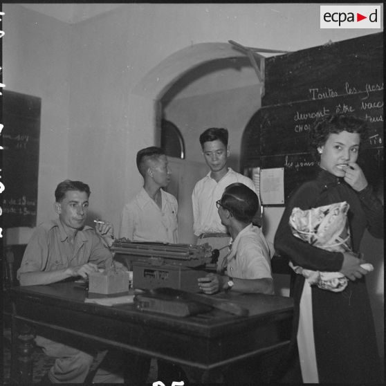 Des réfugiés sont informés des conditions de leur départ au centre d'évacuation d'Hanoï.