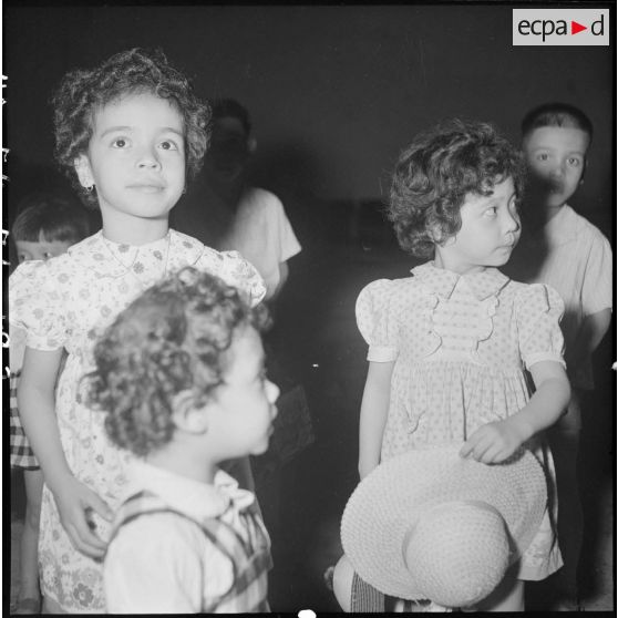Groupe d'enfants réfugiés sur l'aérodrome de Bach Mai.