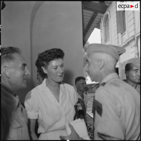 Le général de Castries en compagnie d'une infirmière lors de la visite médicale des officiers supérieurs prisonniers de guerre à Diên Biên Phu à l'hôpital militaire Lanessan de Hanoï.