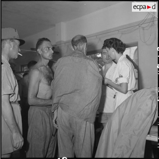 Visite médicale des officiers supérieurs, prisonniers de guerre à Diên Biên Phu.