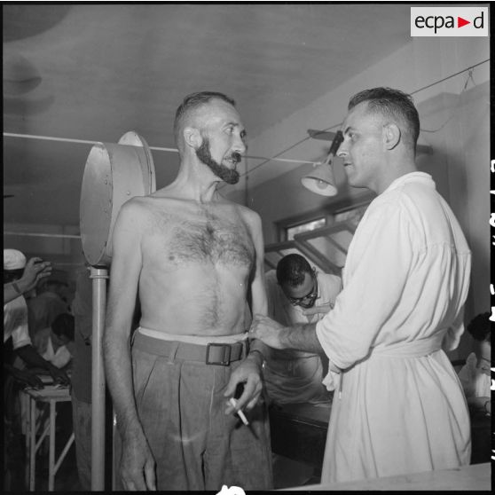 Visite médicale du lieutenant-colonel Lemeunier après plusieurs mois de captivité dans un camp de prisonnier vietminh.