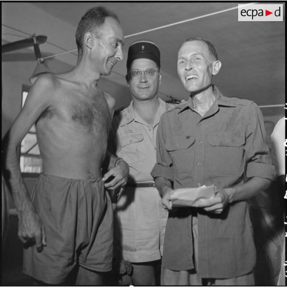 Visite médicale des officiers supérieurs, prisonniers de guerre à Diên Biên Phu.
