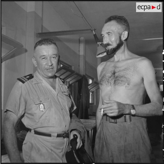Visite médicale du lieutenant-colonel Lemeunier après plusieurs mois de captivité dans un camp de prisonnier vietminh.