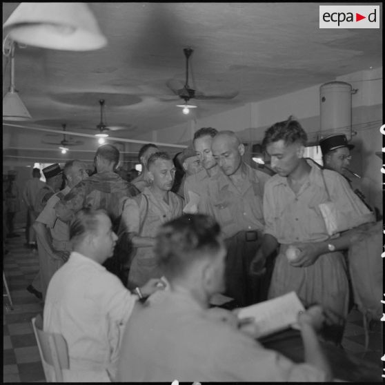 Visite médicale des officiers supérieurs, prisonniers de guerre à Diên Biên Phu.