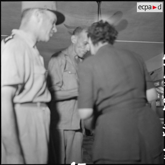 Visite médicale des officiers supérieurs, prisonniers de guerre à Diên Biên Phu.