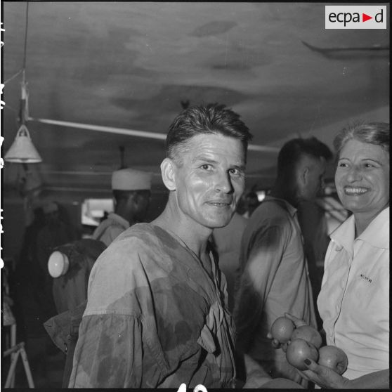 Un officier supérieur, prisonnier de guerre de Diên Biên Phu, passe une visite médicale à son retour à Hanoï.