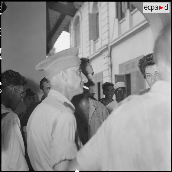 Le général de Castries (de profil) lors de la visite médicale des officiers supérieurs, prisonniers de guerre à Diên Biên Phu.