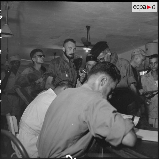 Visite médicale des officiers supérieurs, prisonniers de guerre à Diên Biên Phu.