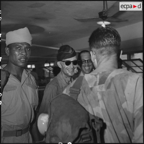 Visite médicale des officiers supérieurs, prisonniers de guerre à Diên Biên Phu.