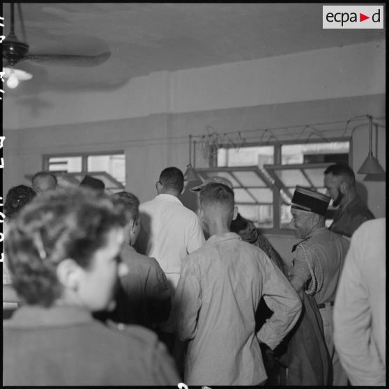 Visite médicale des officiers supérieurs, prisonniers de guerre à Diên Biên Phu.