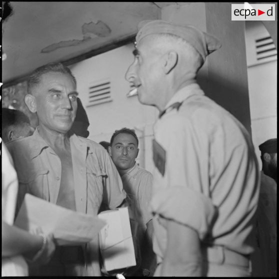 Le général de Castries (de profil) lors de la visite médicale des officiers supérieurs, prisonniers de guerre à Diên Biên Phu.
