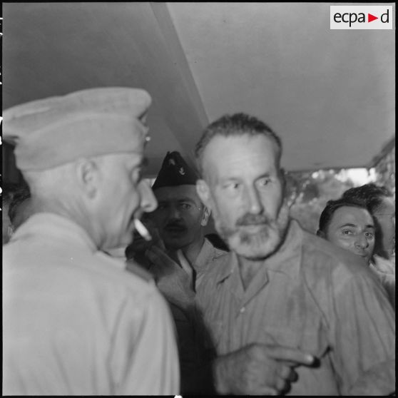 Le général de Castries (de profil) et le colonel Voinot lors de la visite médicale des officiers supérieurs, prisonniers de guerre à Diên Biên Phu.