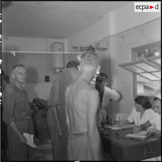 Visite médicale des officiers supérieurs, prisonniers de guerre à Diên Biên Phu.