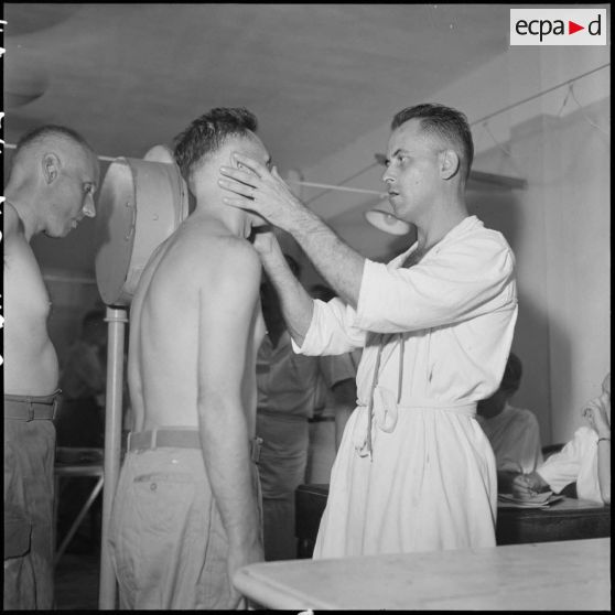 Visite médicale des officiers supérieurs, prisonniers de guerre à Diên Biên Phu.
