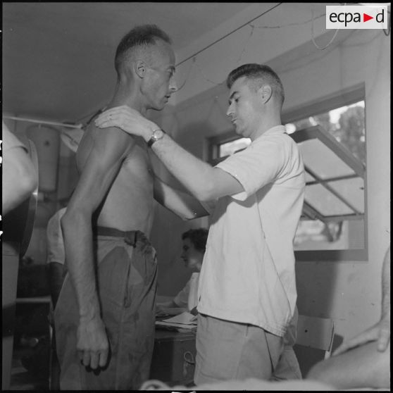 Visite médicale d'un officier supérieur ayant combattu à Diên Biên Phu.