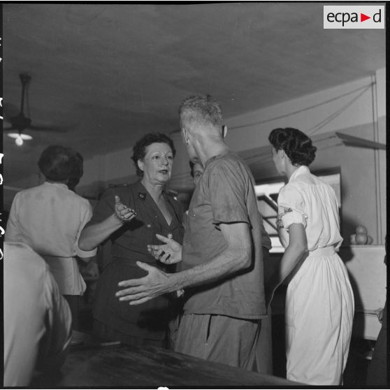 Infirmières et personnel de la Croix-Rouge lors de la visite médicale des officiers supérieurs, prisonniers de guerre à Diên Biên Phu.