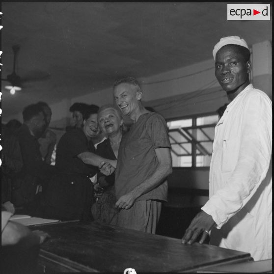 Portrait d'un groupe d'hommes et de femmes lors de la visite médicale des officiers supérieurs, prisonniers de guerre à Diên Biên Phu.