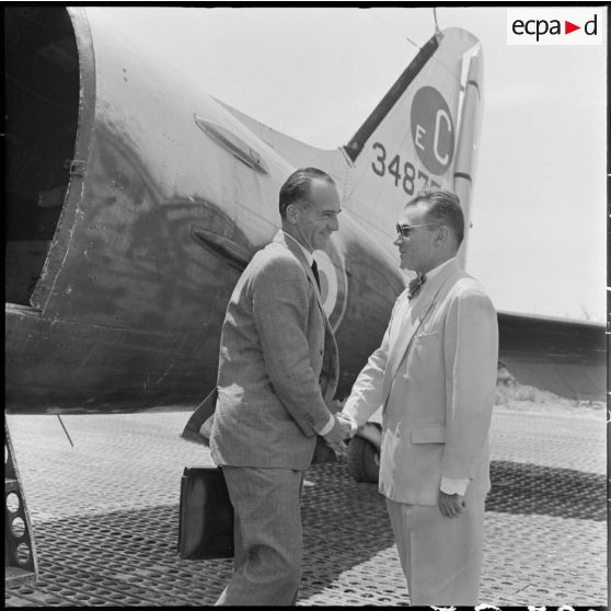 M. Jean Sainteny, délégué du gouvernement français auprès du Nord-Vietnam, est accueilli par M. Compain, délégué général du haut-commissariat de France au Vietnam.