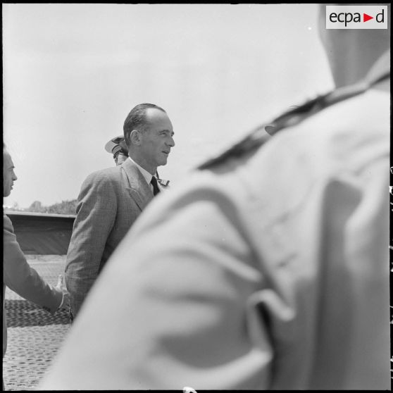 M. Jean Sainteny, délégué du gouvernement français auprès du Nord-Vietnam; arrive à Hanoï.
