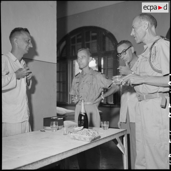 Le colonel Lalande rend visite à ses hommes libérés et soignés à l'hôpital militaire Lanessan.