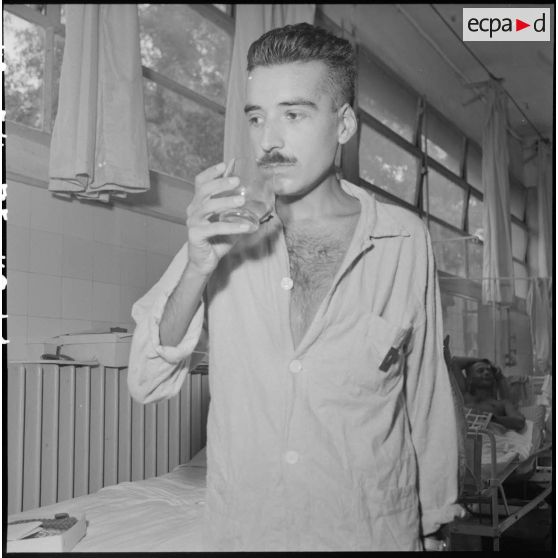 Portrait d'un légionnaire du 3e REI décoré par le colonel Lalande à l'hôpital militaire Lanessan.