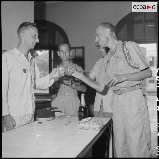 Le colonel Lalande rend visite à ses hommes libérés et soignés à l'hôpital militaire Lanessan.