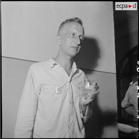 Portrait d'un légionnaire du 3e REI (régiment étranger d’infanterie) hospitalisé à l'hôpital Lanessan après sa libération d'un camp de prisonnier Vietminh. .