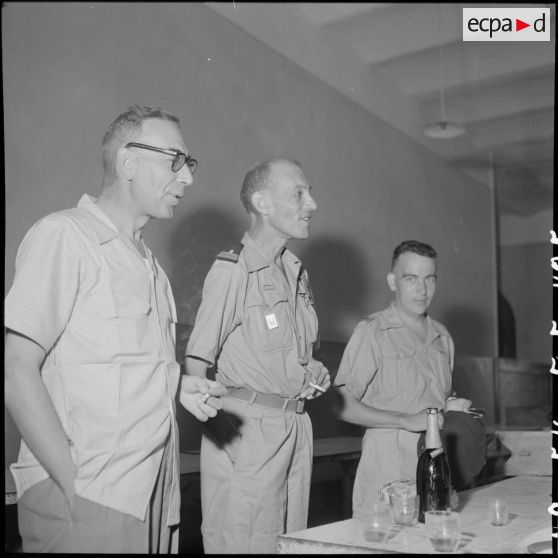 Le colonel Lalande rend visite à ses hommes libérés et soignés à l'hôpital militaire Lanessan.