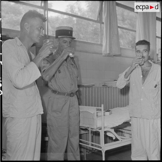 Le colonel Lalande partage un verre avec des légionnaires du 3e REI hospitalisés à l'hôpital Lanessan après les avoir décorés.