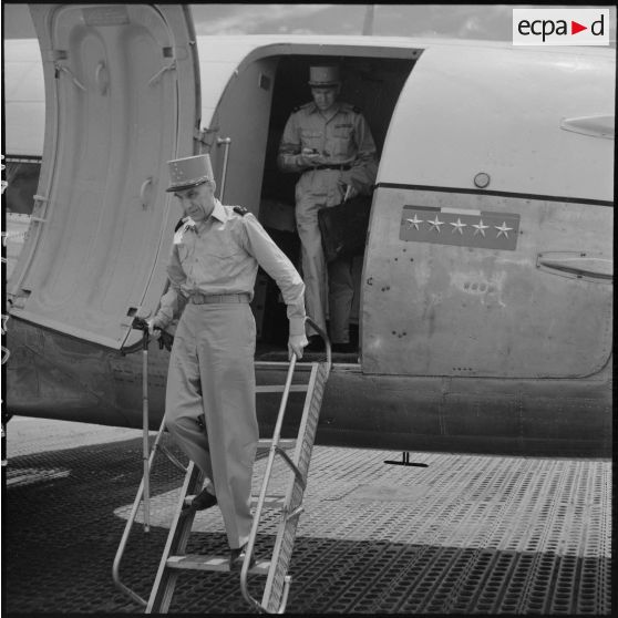 Le général Ely, commissaire général de France et commandant en chef en Indochine, arrive sur un des aérodromes d'Hanoï.