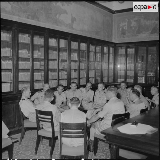 Le général Ely (à gauche), commissaire général de France et commandant en chef en Indochine, en conversation avec des officiers supérieurs du CEFEO (Corps expéditionnaire français en Extrême-Orient).